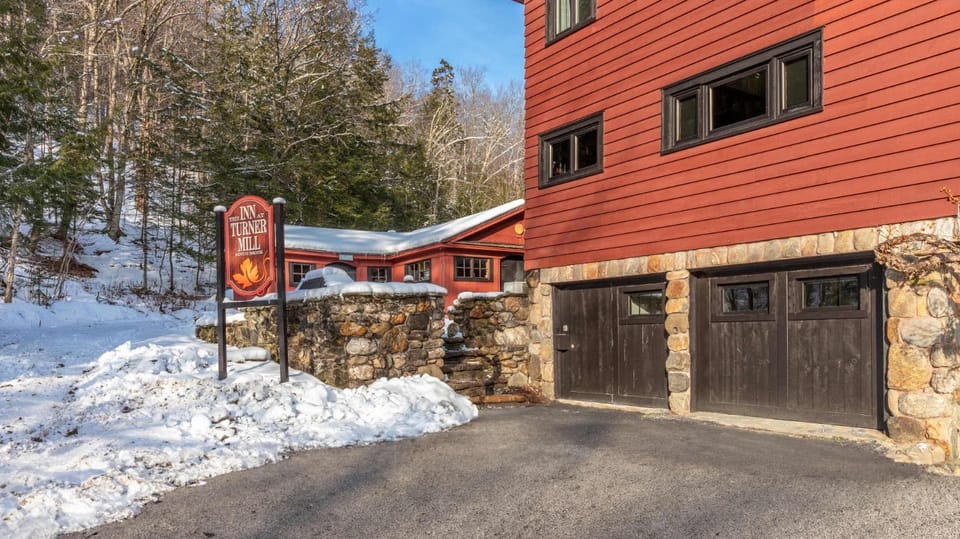 Vermont Ski Getaway off of Mountain Rd House in Stowe Fork