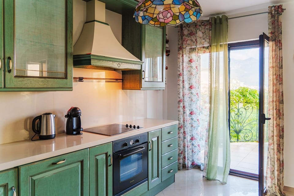 Coffee/tea facilities, Kitchen or kitchenette, dishwasher, oven, stove