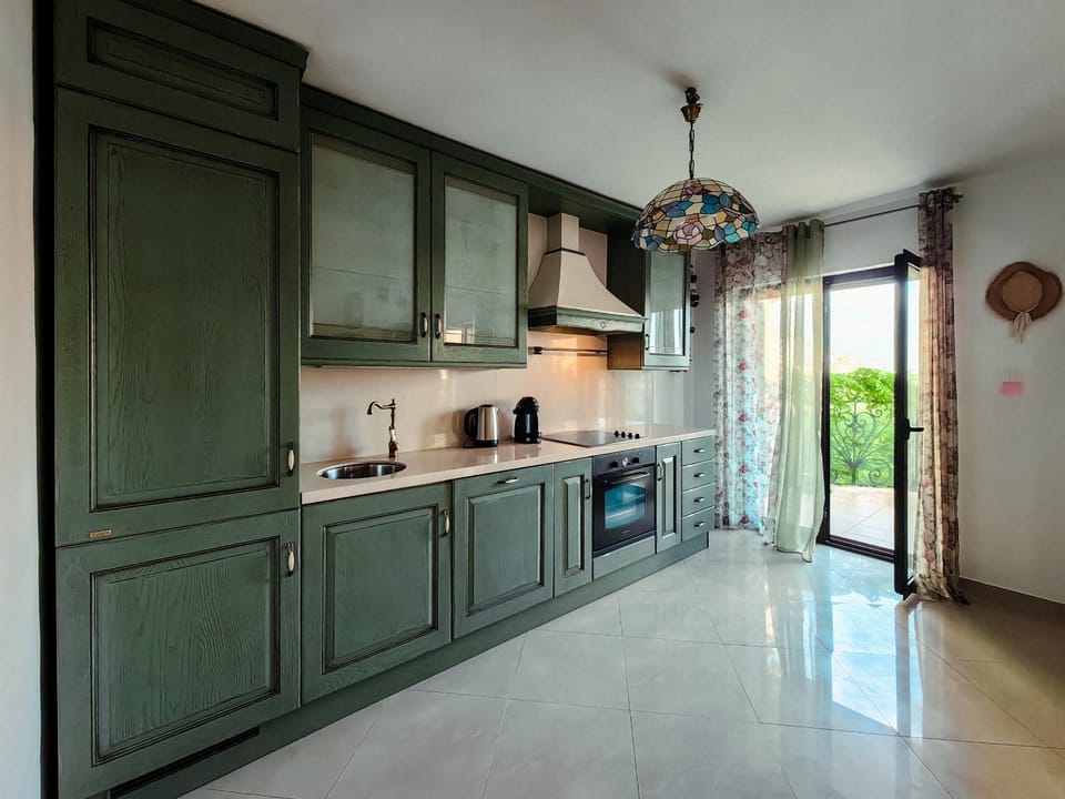 Kitchen or kitchenette, dishwasher