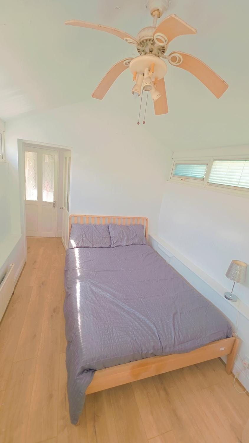 Glory room ensuite Vacation rental in Slough