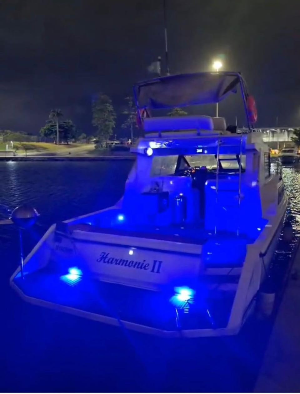Passeios de Barco no rio de janeiro Docked boat in Rio de Janeiro