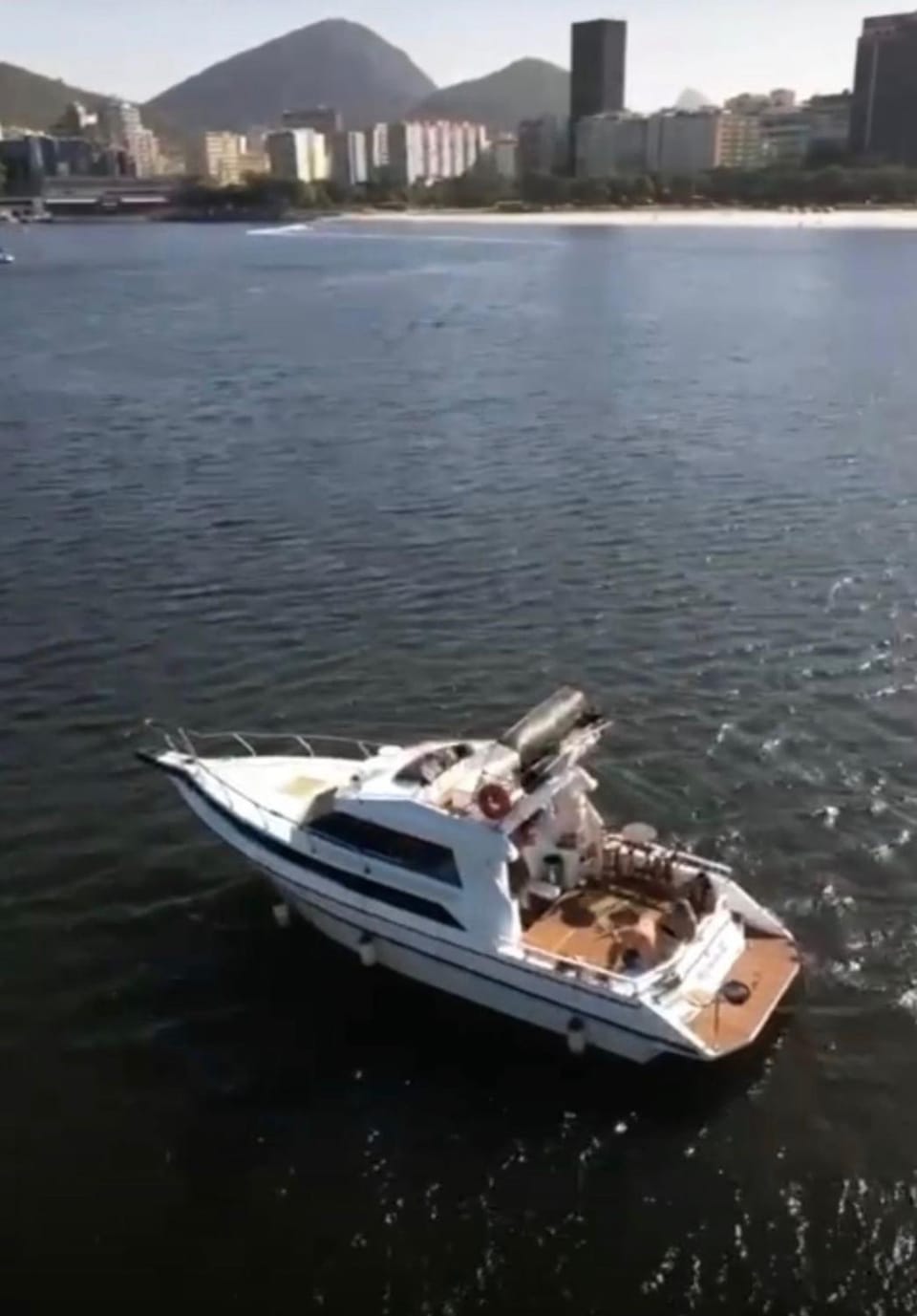 Passeios de Barco no rio de janeiro Docked boat in Rio de Janeiro
