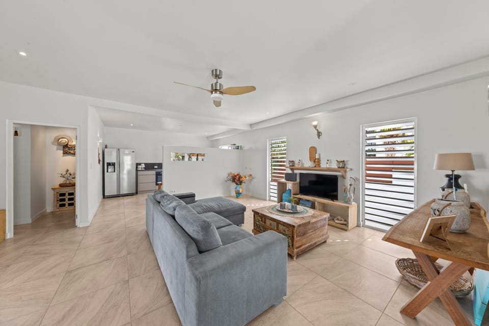 TV and multimedia, Kitchen or kitchenette, Living room, Seating area