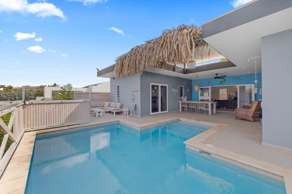 Property building, Patio, Day, Pool view, Swimming pool, sunbed