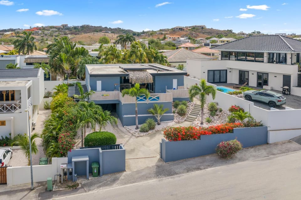 Property building, Day, Neighbourhood, Natural landscape, Bird's eye view, Pool view, Swimming pool, Location