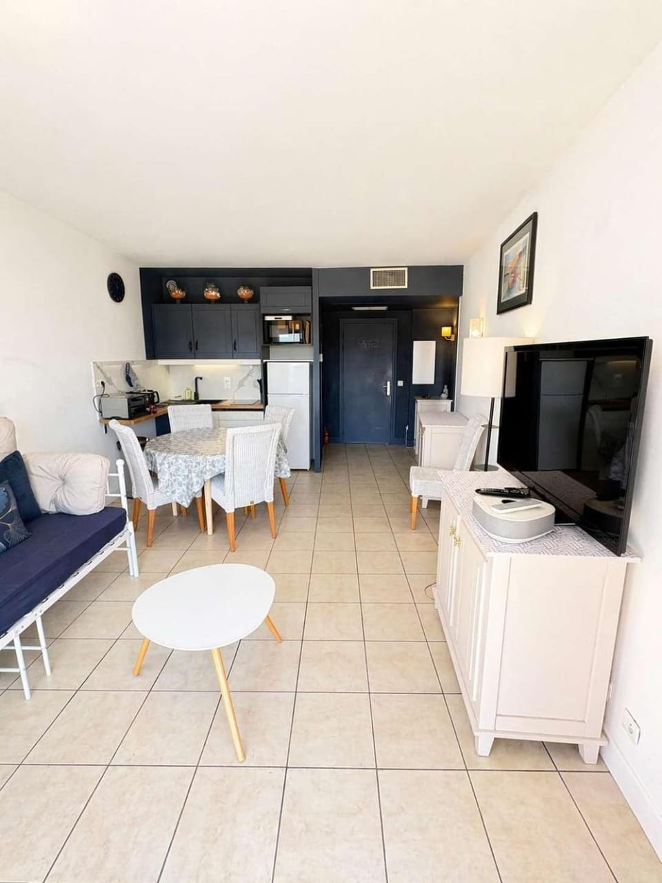 Kitchen or kitchenette, Living room, Seating area