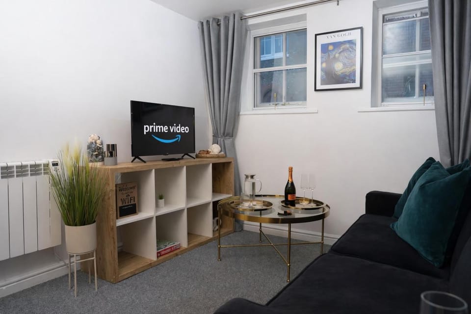 Spacious 1 Bed Apartment Retreat - Private Parking Apartment in Canterbury