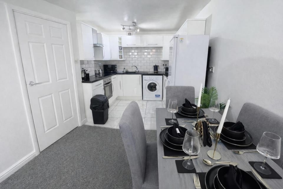 Spacious 1 Bed Apartment Retreat - Private Parking Apartment in Canterbury