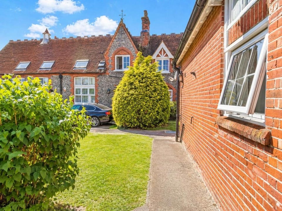 Spacious 1 Bed Apartment Retreat - Private Parking Apartment in Canterbury
