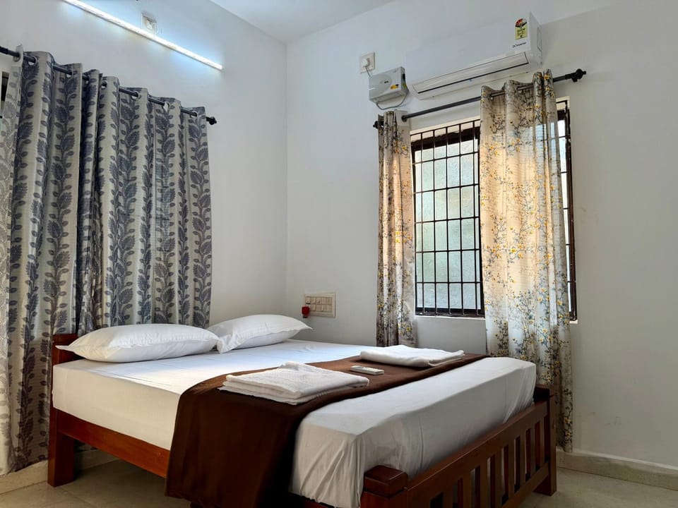 Bed, Photo of the whole room, air conditioner