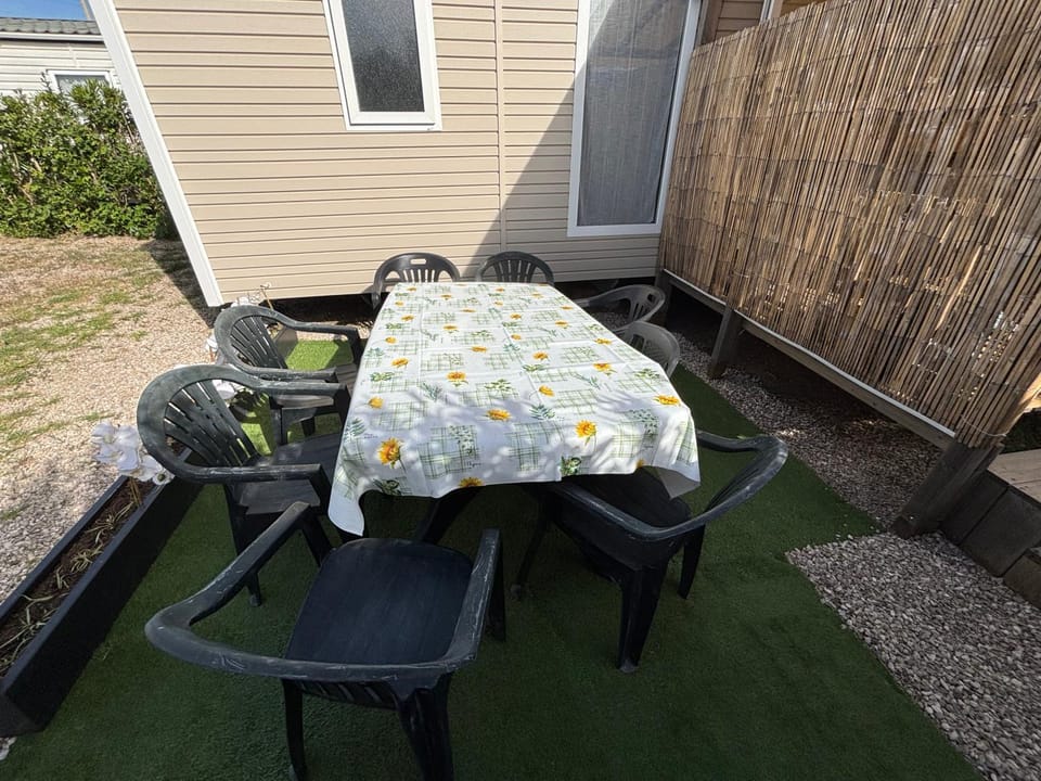 Mobil home récent climatisé avec terrasse-fréjus Campground/ 
RV Resort in Fréjus