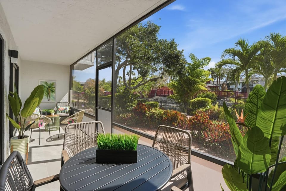 B-115 - Totally Updated - First Floor- Sleeps 6 House in Naples