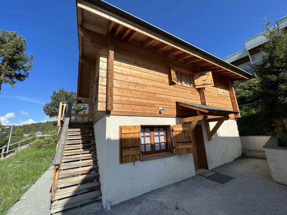 CHARMANT CHALET INDIVIDUEL AU PIED DES PISTES DE PYRENEES 2000 Villa in Bolquère