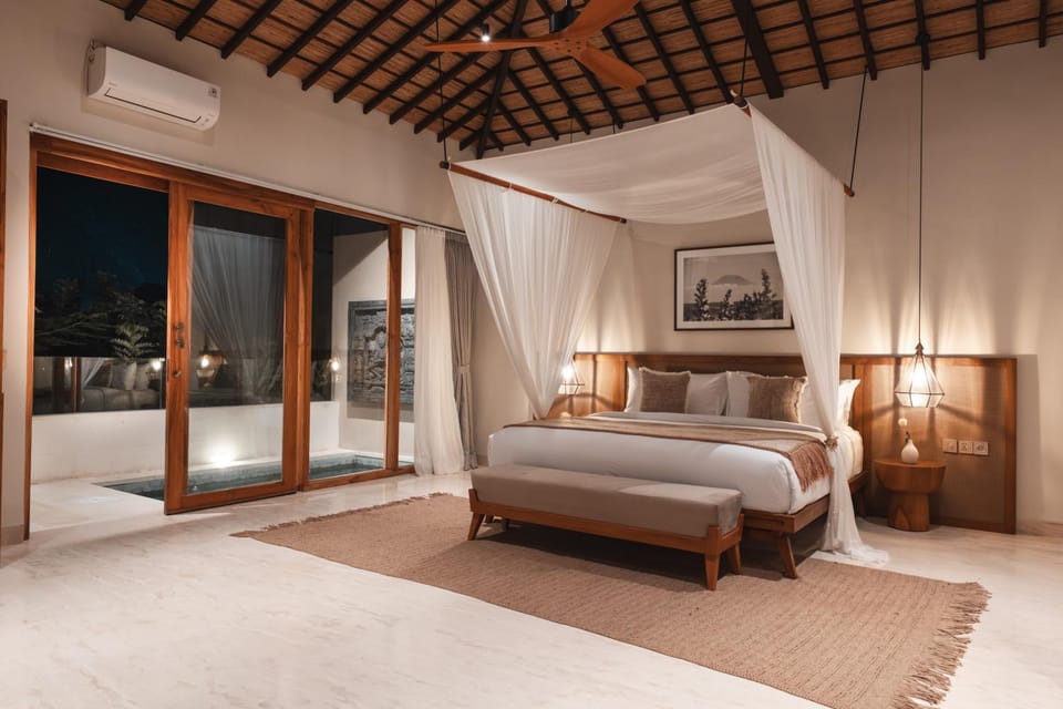 Photo of the whole room, air conditioner