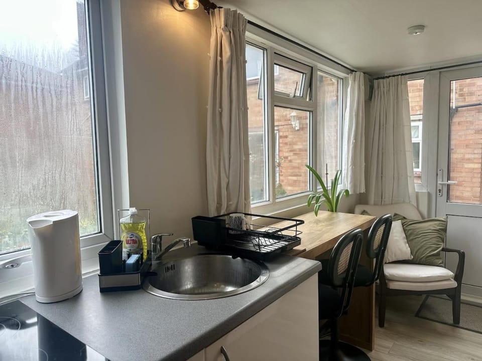 Private Garden Studio Close to Warner Bros with Parking Apartment in Watford