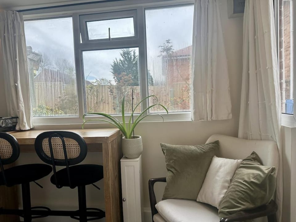 Private Garden Studio Close to Warner Bros with Parking Apartment in Watford
