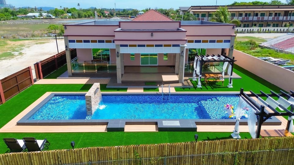 Property building, Patio, Spring, Day, Garden, Garden view, Pool view, Swimming pool, sunbed