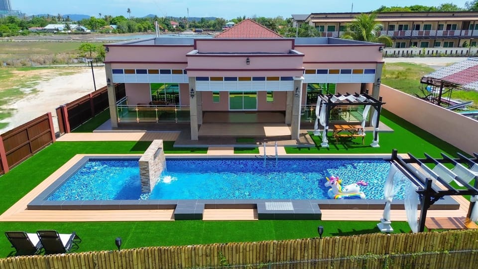 Property building, Patio, Spring, Day, Garden, Garden view, Pool view, Swimming pool, sunbed