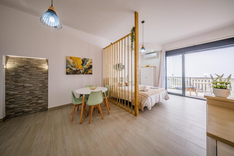 Bed, Balcony/Terrace, Photo of the whole room, Dining area, Bedroom