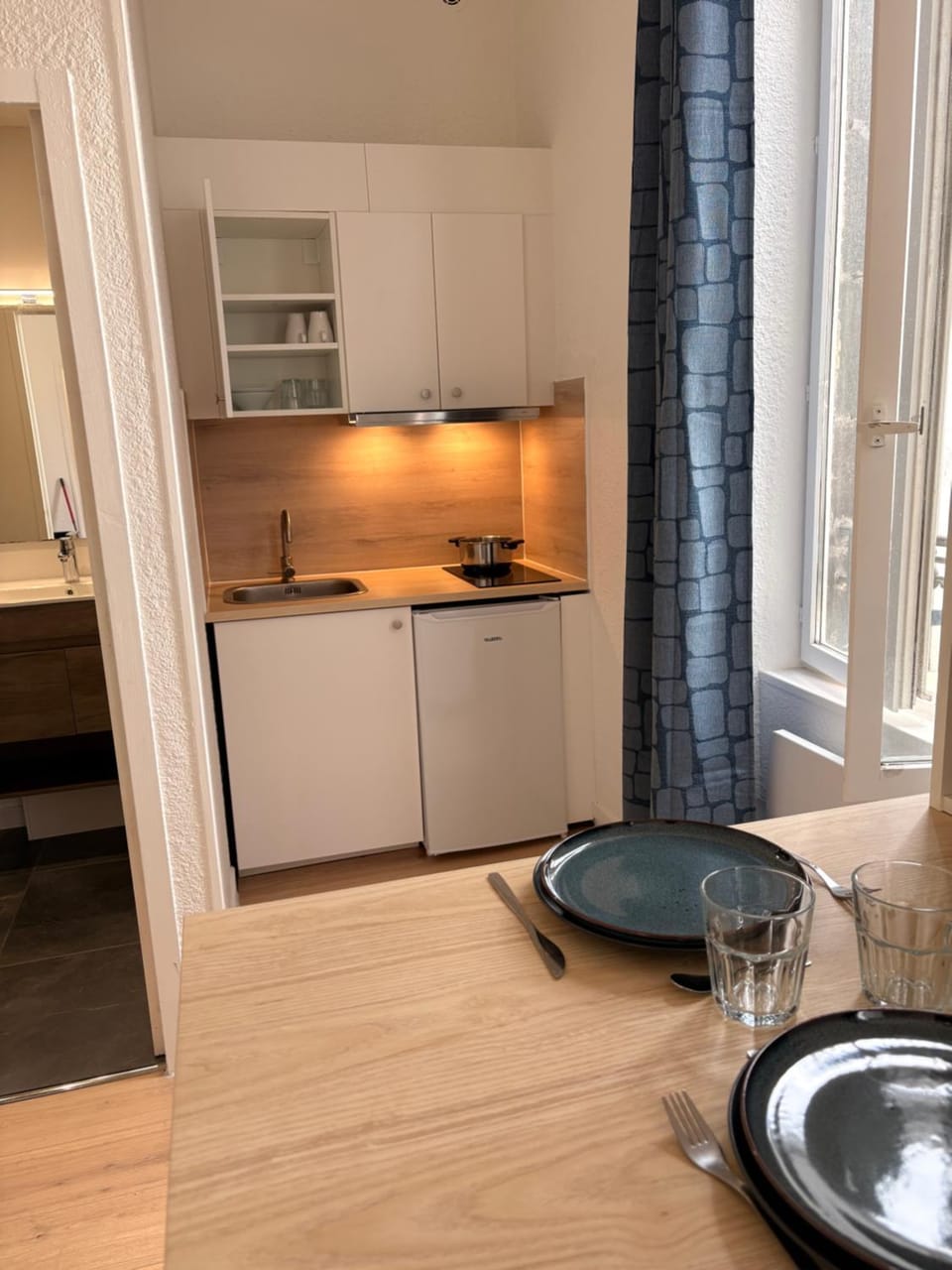 Kitchen or kitchenette, Dining area, stove