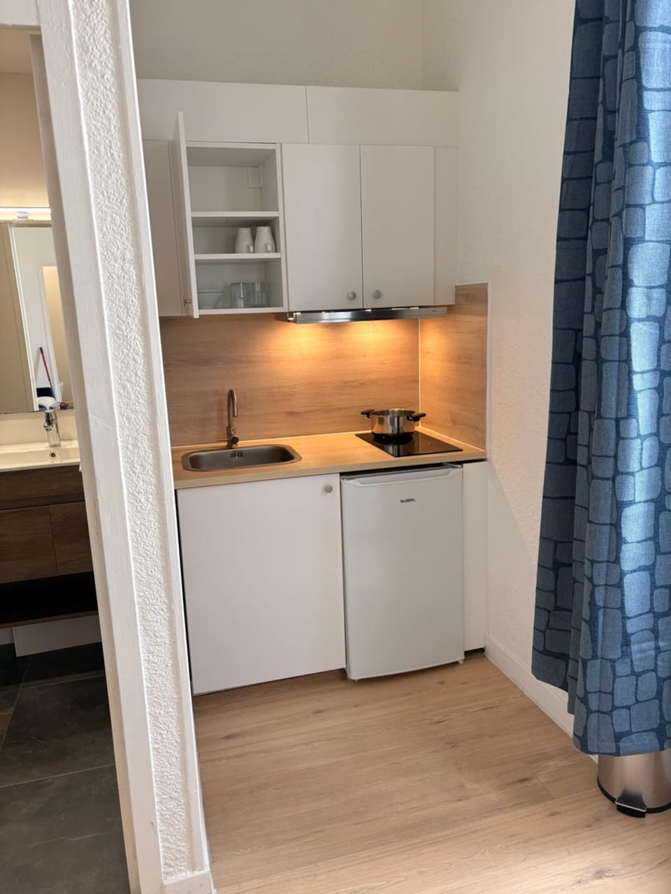 Kitchen or kitchenette, stove