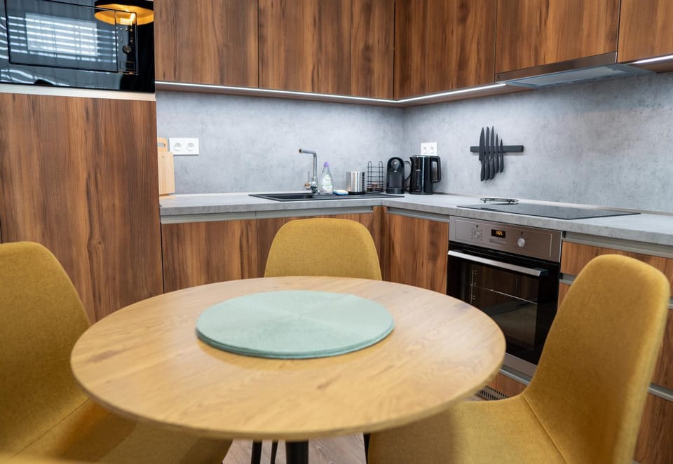 Coffee/tea facilities, dishwasher, microwave, oven, stove, kitchen