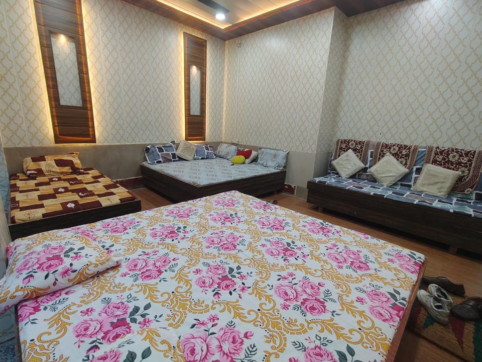 श्री गिरिराज भवन बंगाली आश्रम Hostel in Uttar Pradesh