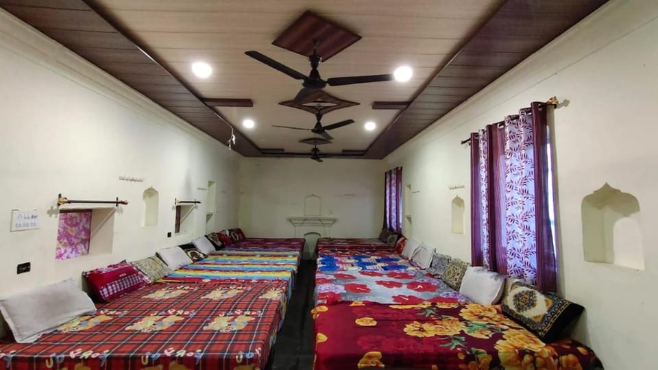श्री गिरिराज भवन बंगाली आश्रम Hostel in Uttar Pradesh