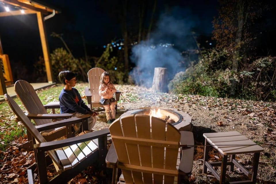Fantastic View King Beds Fire pit Hot tub Pet friendly Mins GBPF House in Gatlinburg