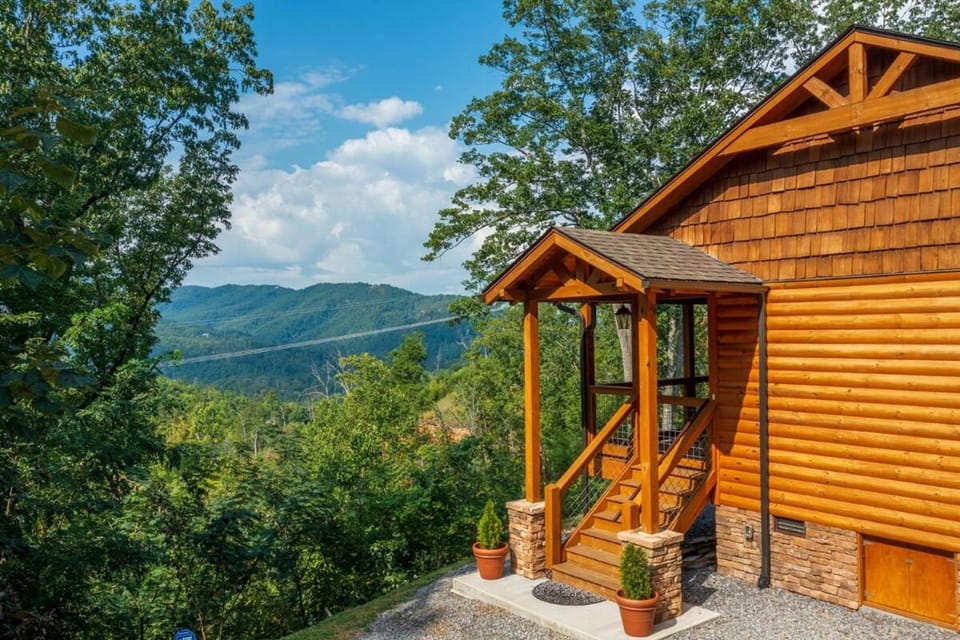 Fantastic View King Beds Fire pit Hot tub Pet friendly Mins GBPF House in Gatlinburg