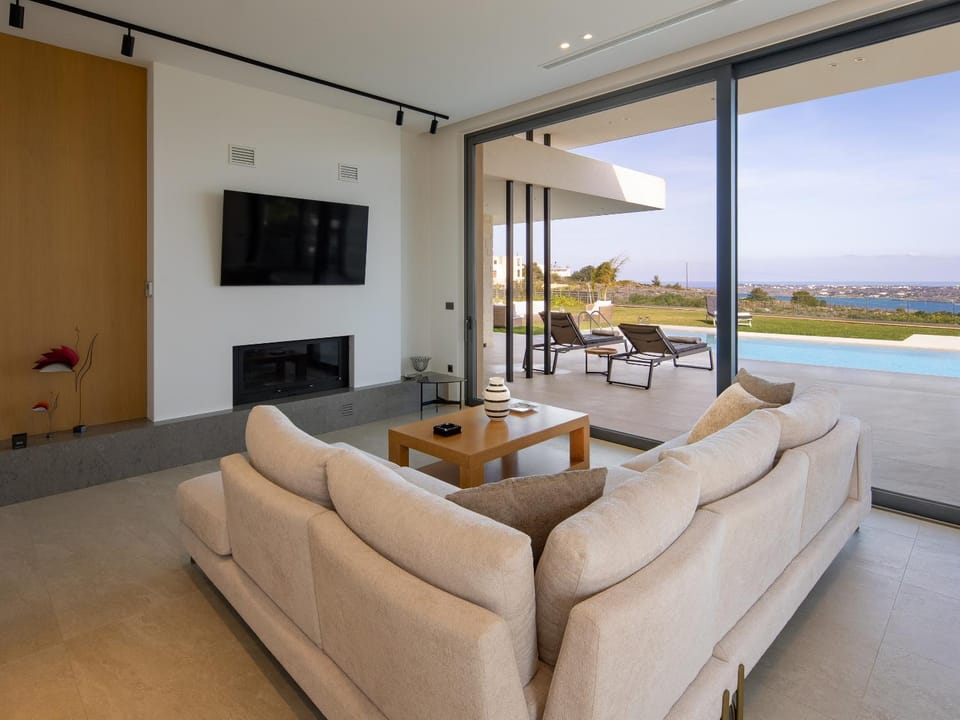Patio, Communal lounge/ TV room, TV and multimedia, View (from property/room), Seating area