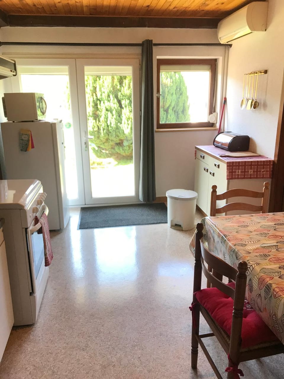 Kitchen or kitchenette, Dining area, oven
