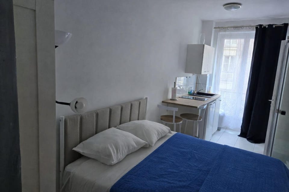 La Folie Urban Room République Marais Canal St Martin Apartment in Paris