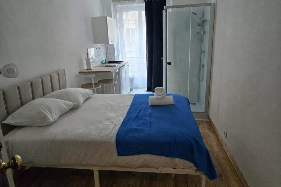 La Folie Urban Room République Marais Canal St Martin Apartment in Paris