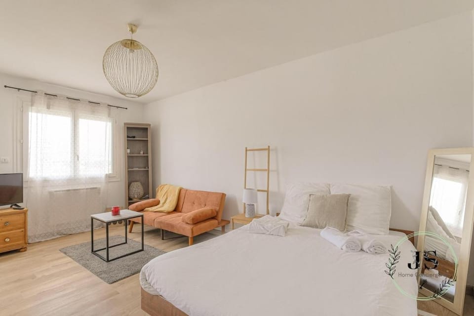 Bed, Living room
