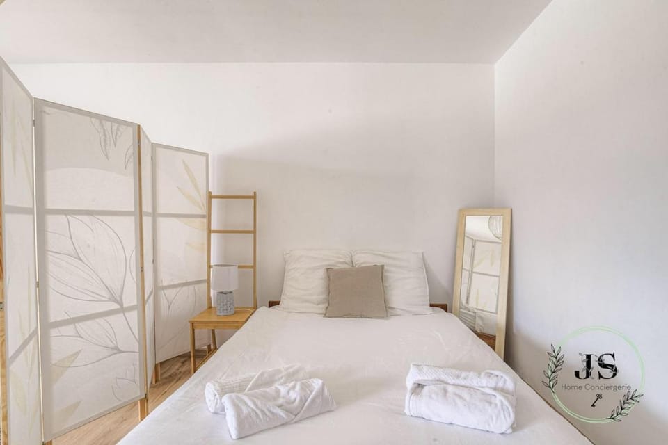 Bed, towels