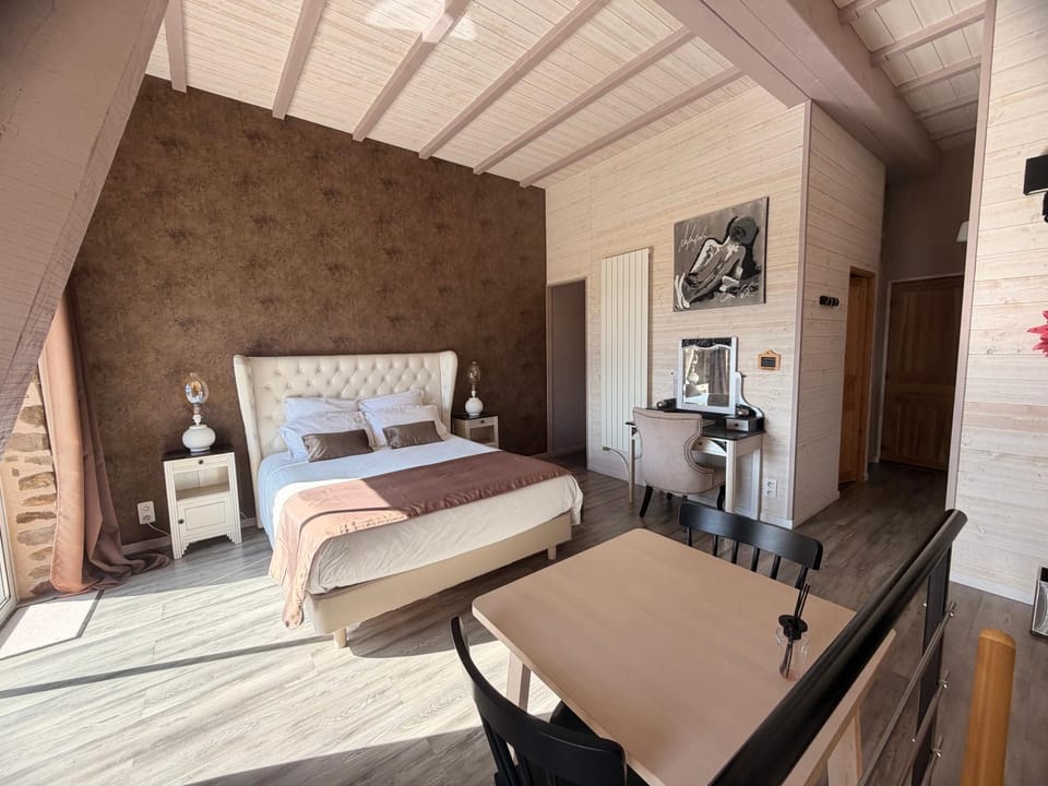 Bed, Photo of the whole room, Seating area, Bedroom