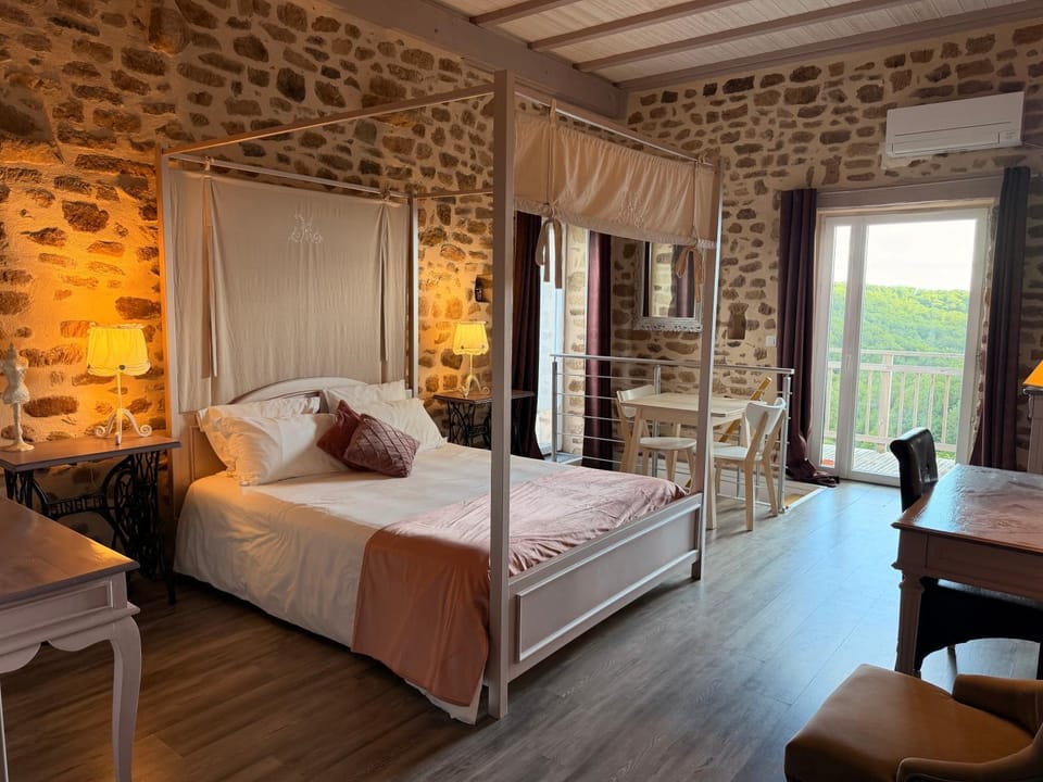 Bed, Photo of the whole room, Seating area, Bedroom