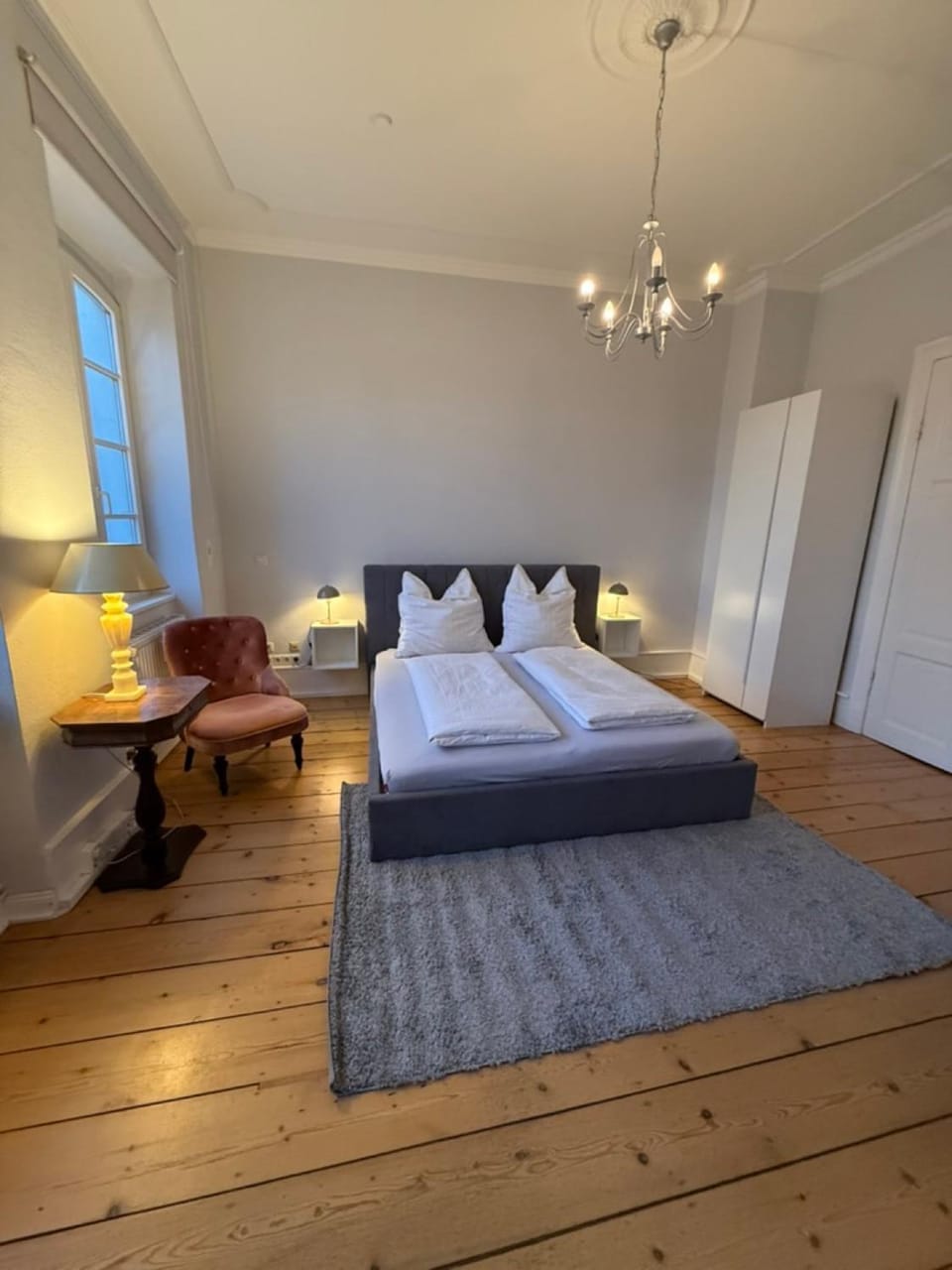 Bed, Living room, Photo of the whole room, Seating area, Bedroom