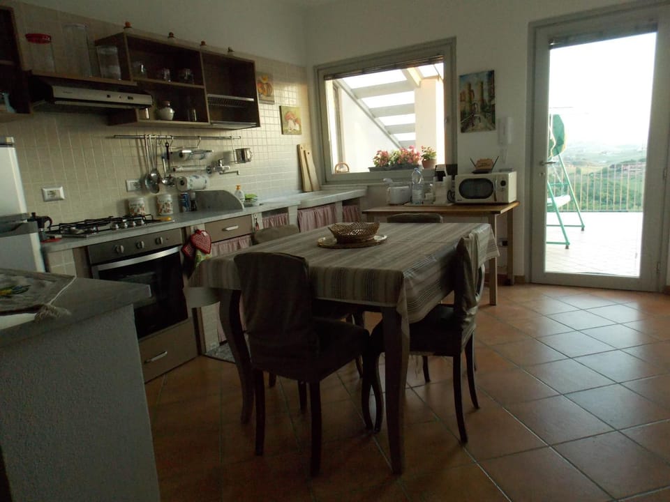 Kitchen or kitchenette, Dining area