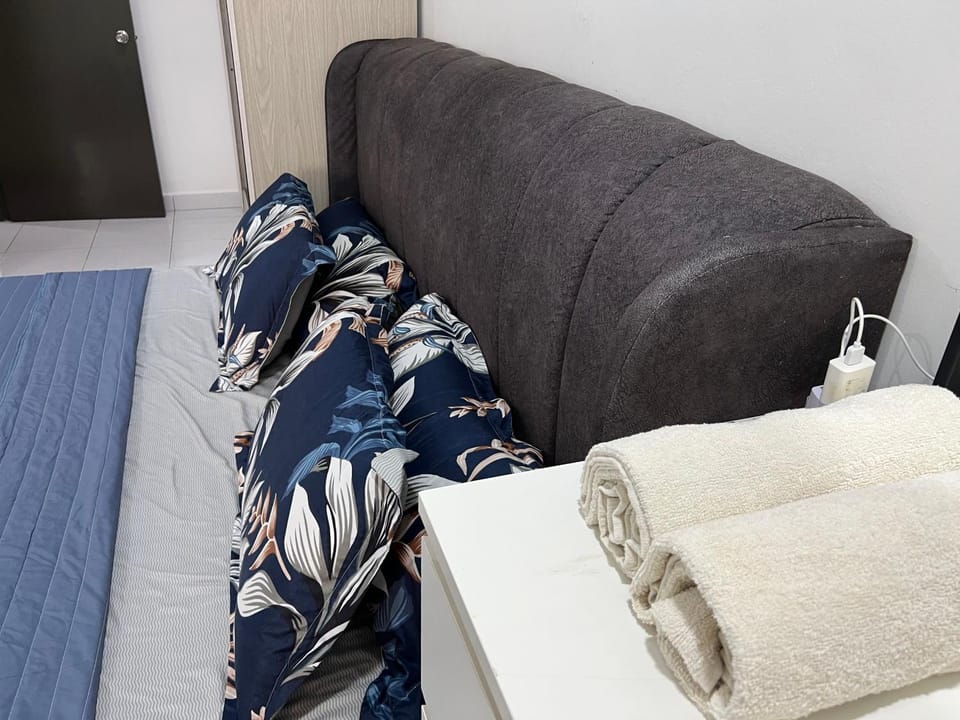 Bed, Bedroom, towels