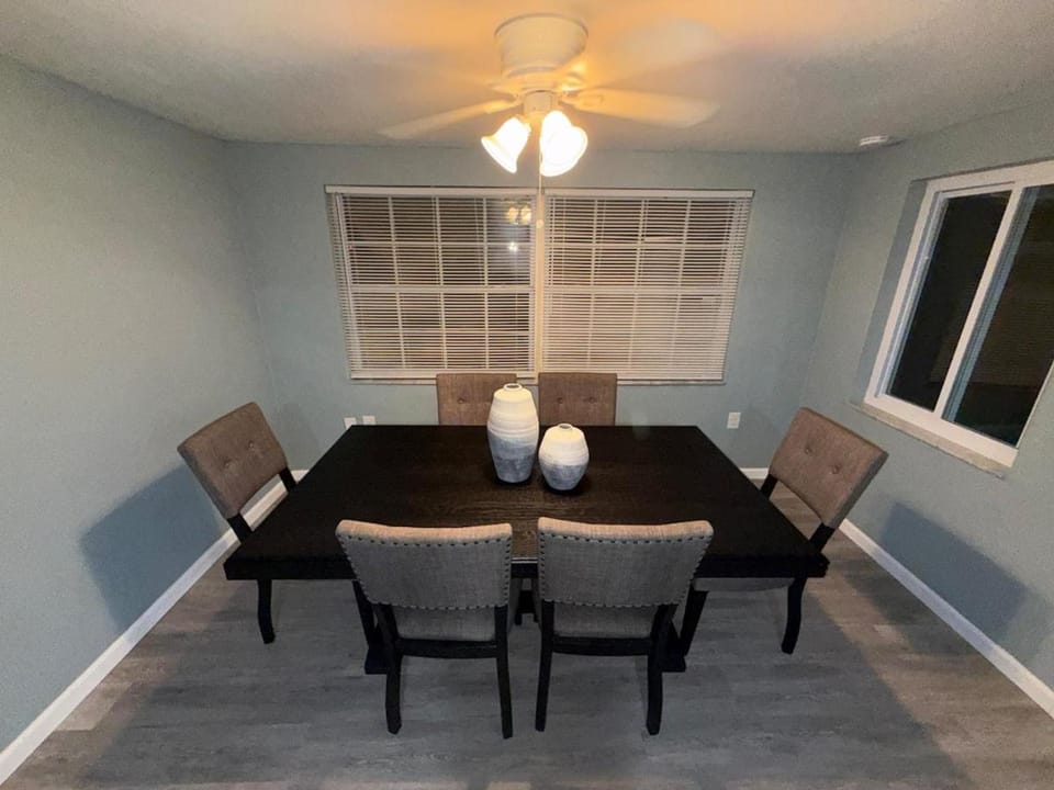 Modern and Cozy 2 & 2 - Only 5 Minutes From The Beach House in Holiday
