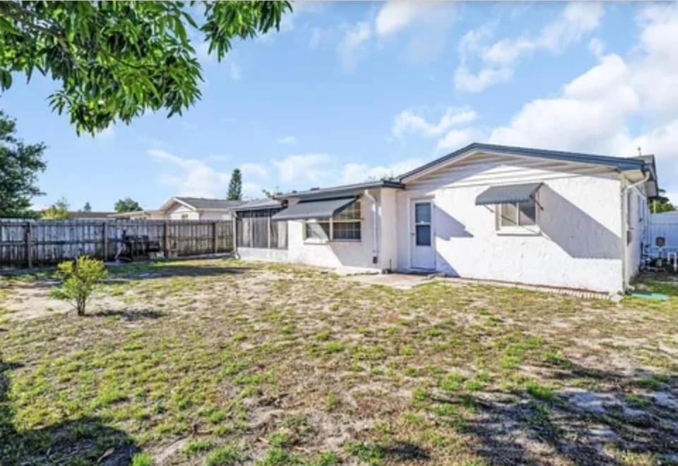 Modern and Cozy 2 & 2 - Only 5 Minutes From The Beach House in Holiday