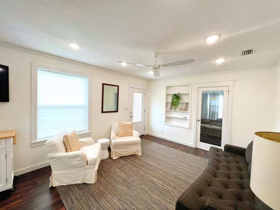 Cozy Cottage by the Bayou 2bed 1bath House in Navy Point