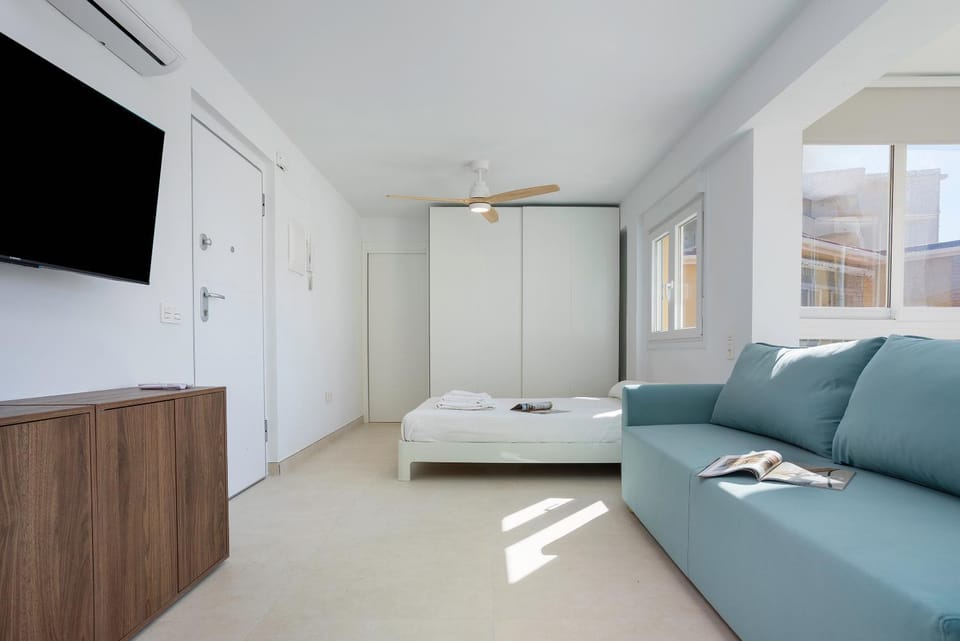 Bed, TV and multimedia, Living room, towels