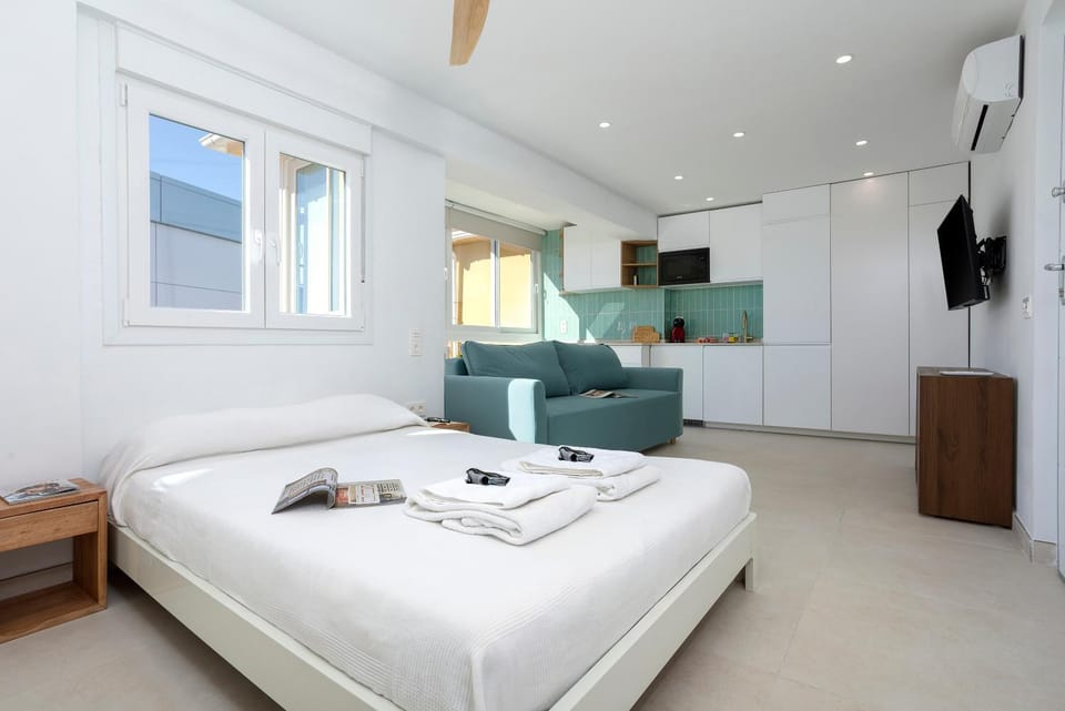 Bed, TV and multimedia, Living room, Photo of the whole room