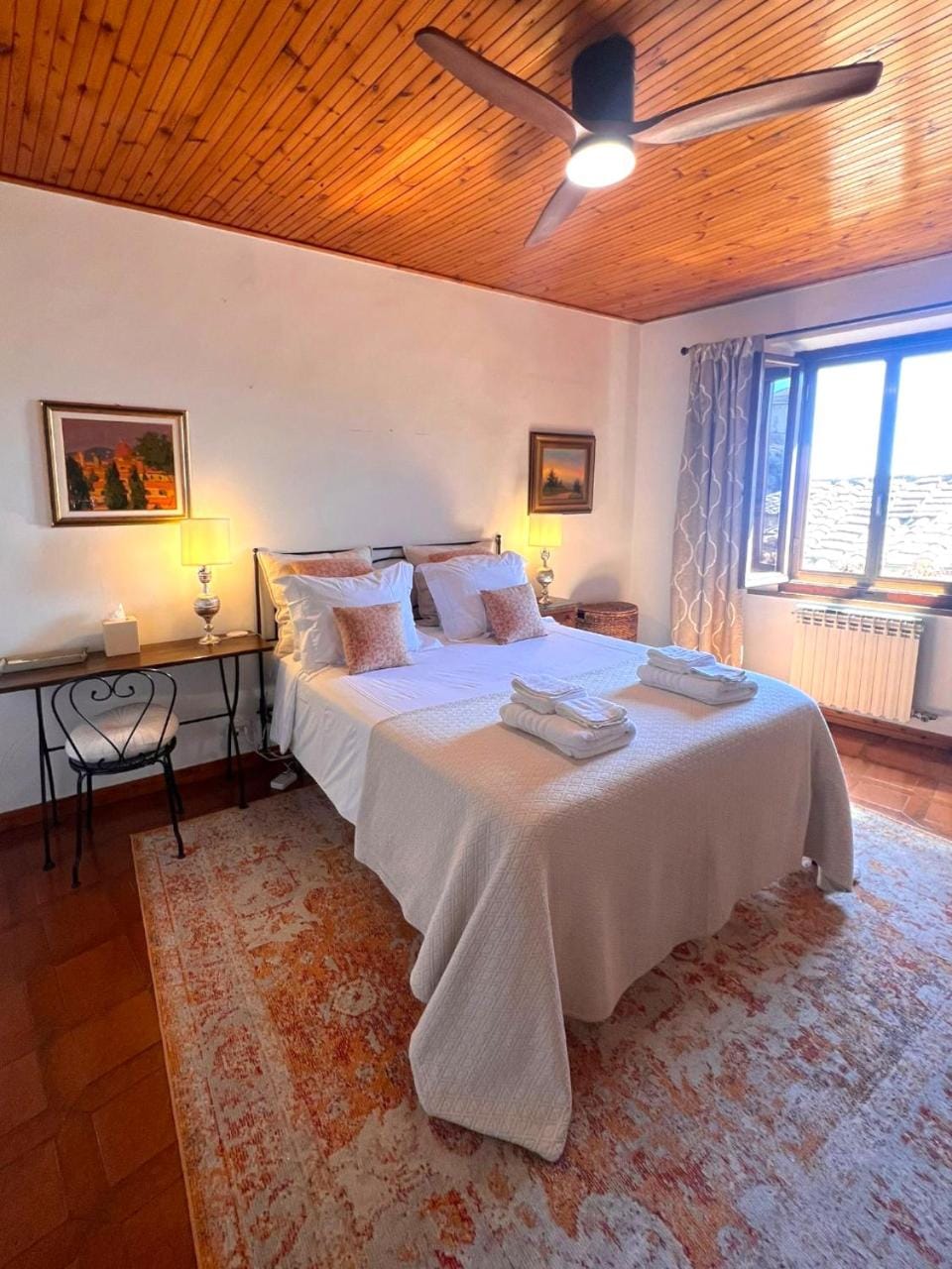 Bed, Photo of the whole room, Decorative detail, Bedroom, Quiet street view, furniture, towels