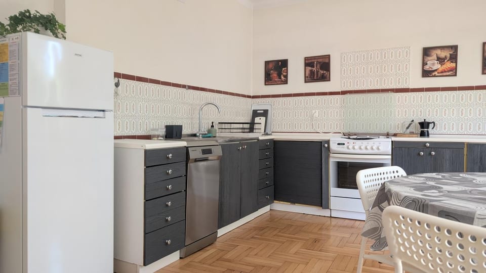 Kitchen or kitchenette, dishwasher, oven