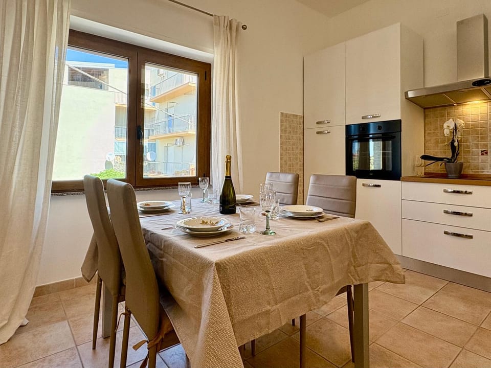 Kitchen or kitchenette, Dining area