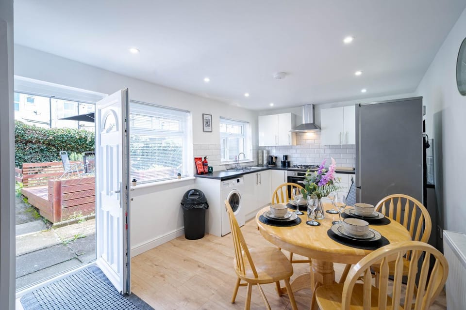 Kitchen or kitchenette, Photo of the whole room, Dining area